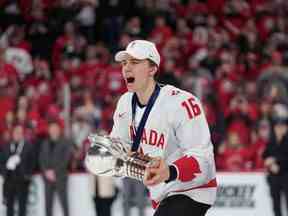 Connor Bedard, prêté par les Pats de Regina de la WHL, célèbre la victoire de 3-2 du Canada en prolongation contre la Tchéquie lors du match pour la médaille d'or des Championnats du monde juniors de jeudi.