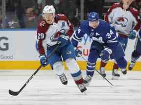 Absent depuis le 5 décembre, Nathan MacKinnon pourrait être de retour dans l'alignement de l'Avalanche du Colorado contre Auston Matthews et les Maple Leafs samedi soir.