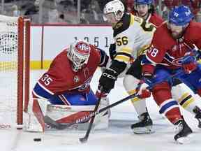 Le gardien des Canadiens de Montréal Sam Montembeault arrête l'attaquant des Bruins de Boston Erik Haula en troisième période au Centre Bell.