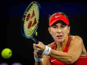 La Suissesse Belinda Bencic effectue un retour contre la Polonaise Iga Swiatek lors de leur match en simple féminin au tournoi de tennis United Cup à Brisbane le 2 janvier 2023.