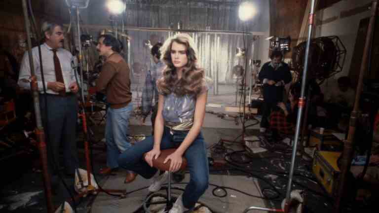  Critique de « Pretty Baby : Brooke Shields » : un documentaire d'une profondeur fascinante maintient notre culture d'image voyeuriste à la lumière Critique de « Pretty Baby : Brooke Shields » : un documentaire d'une profondeur fascinante maintient notre culture d'image voyeuriste à la lumière Revu en ligne (Sundance Film Festival), 20 janvier 2023. Durée : 136 MIN.  Les plus populaires doivent être lus Inscrivez-vous aux bulletins d'information sur les variétés Plus de nos marques
	
	
