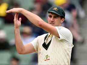 Le capitaine australien Pat Cummins signale l'examen d'un arbitre le quatrième jour du deuxième match test de cricket entre l'Australie et l'Afrique du Sud au MCG de Melbourne le 29 décembre 2022.