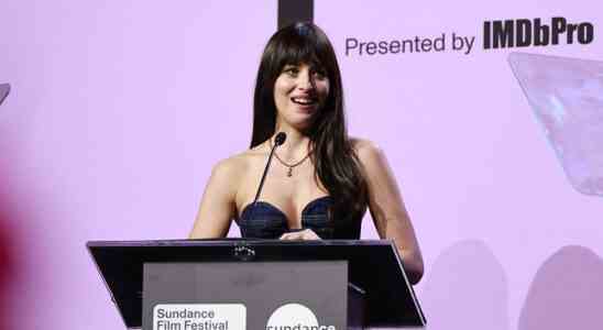 Dakota Johnson fait une plaisanterie Racy Armie Hammer lors de la soirée d'ouverture de Sundance : "Qui savait que le cannibalisme était si populaire ?"  Les plus populaires doivent être lus Inscrivez-vous aux bulletins d'information sur les variétés Plus de nos marques