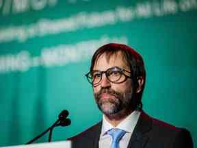 Le ministre de l'Environnement, Steven Guilbeault, s'exprimant lors de l'ouverture d'un cocktail organisé par le Canada pour accueillir les délégués à la COP15 au Palais des congrès de Montréal à Montréal.