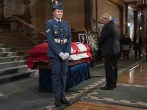 Le premier ministre de l'Ontario, Doug Ford, rend hommage lors de la visite de l'ancien lieutenant-gouverneur de l'Ontario à l'Assemblée législative de Queens Park à Toronto le samedi 28 janvier 2023.