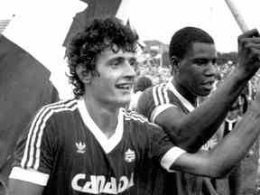 Paul James, à gauche, et son coéquipier de l'équipe nationale canadienne de soccer Randy Samuel célèbrent une victoire de 2-1 contre le Honduras en 1985.