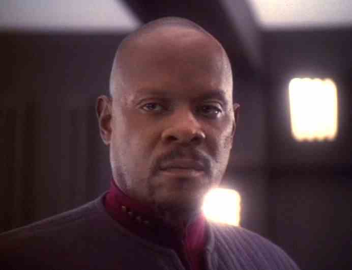 Sisko dans son uniforme bleu dans Star Trek : Deep Space Nine