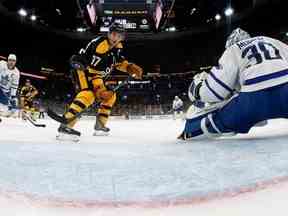 Le centre des Bruins de Boston Patrice Bergeron marque sur le gardien des Maple Leafs Matt Murray lors de la première période au TD Garden samedi soir.