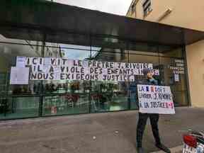 Des manifestants sont vus devant la maison de retraite de Johannes Rivoire à Lyon, en France, le lundi 16 janvier 2023.