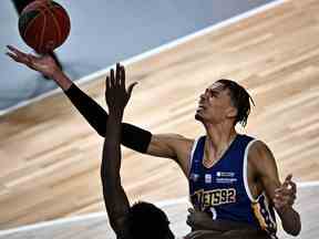 Metropolitans 92 L'attaquant français Victor Wembanyama se bat pour le ballon lors du match de basket Elite France entre JDA Dijon et Boulogne-Levallois Metropolitans 92 au Palais des Sports Jean-Michel-Geoffroy de Dijon, le 15 janvier 2023. (JEFF PACHOUD/AFP via Getty Images)