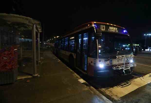 Deux employés du transport en commun de Toronto attaqués dans un « essaimage méprisable »