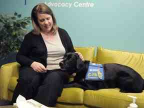 Leah Zille, directrice générale du Treehouse Vancouver Child and Youth Advocacy Centre, avec Nessa le chien de soutien.