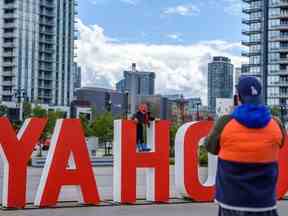 Les gens interagissent avec un panneau YAHOO qui a été installé dans le quartier East Village de Calgary avant le Stampede 2022, le 24 juin 2022.