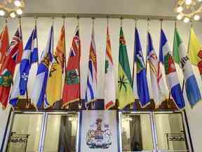 Drapeaux provinciaux dans le hall du Centre de conférence du gouvernement à Ottawa.