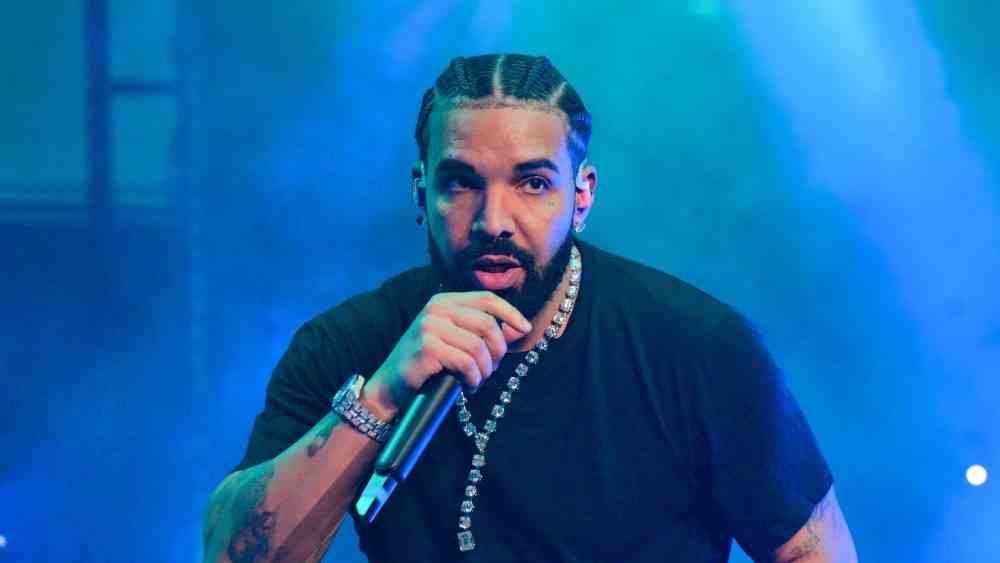 Drake déchire à travers les hits, taquine un nouvel album et une tournée estivale à l'émission SiriusXM Apollo qui s'étend sur toute sa carrière
	
	
