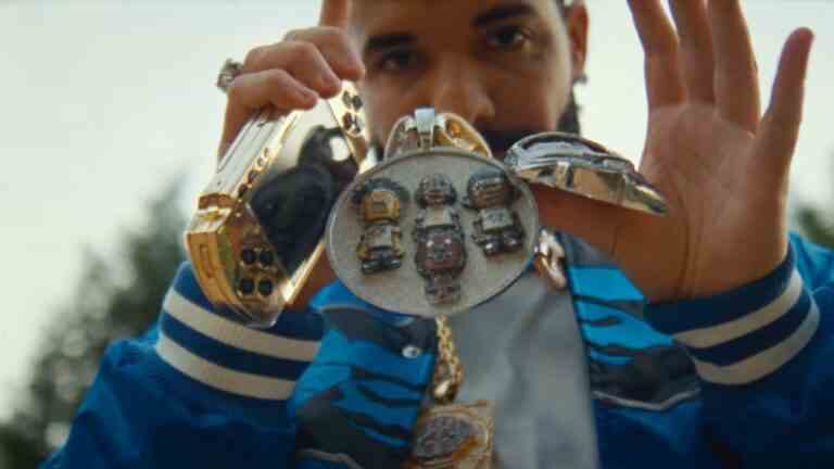 Drake montre une PSP d’occasion à 20 000 $ dans son dernier clip