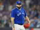 Le lanceur partant des Blue Jays de Toronto, Alek Manoah, se dirige vers la pirogue après avoir été tiré en sixième manche contre les Mariners de Seattle lors du premier match de la série Wild Card pour les séries éliminatoires de la MLB 2022 au Rogers Centre.  