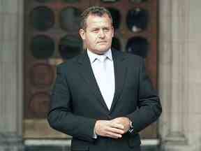 L'ancien majordome britannique Paul Burrell pose pour les médias devant la High Court de Londres, dans le centre de Londres, le 14 janvier 2008, lors de l'enquête sur la mort de Diana, princesse de Galles.  (Crédit photo : SHAUN CURRY/AFP via Getty Images)