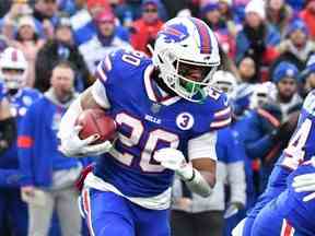 Le porteur de ballon des Bills Nyheim Hines (20 ans) perce l'équipe spéciale des Patriots pour marquer un touché lors du coup d'envoi d'ouverture au Highmark Stadium d'Orchard Park, NY, le dimanche 8 janvier 2023.