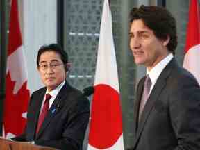 Le premier ministre Justin Trudeau et le premier ministre japonais Kishida Fumio tiennent une conférence de presse à Ottawa le 12 janvier 2023.