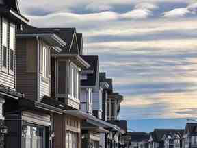 Maisons récemment construites à la périphérie nord de Calgary.