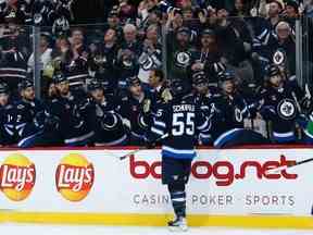 L'attaquant des Jets de Winnipeg Mark Scheifele (55 ans) est félicité par ses coéquipiers pour son but contre les Canucks de Vancouver en deuxième période au Canada Life Centre.  Terrence Lee - USA TODAY Sports