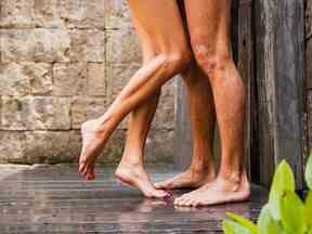 Couple debout dans la douche ensemble.