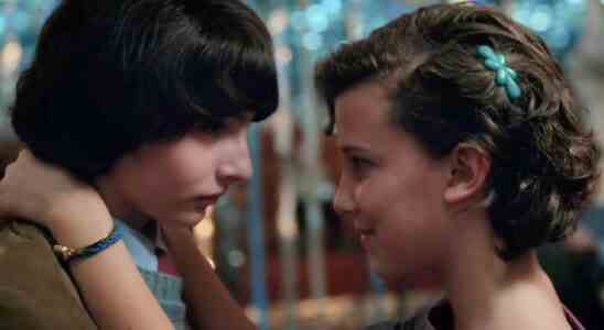 Finn Wolfhard de Stranger Things répond à l'affirmation de Millie Bobby Brown selon laquelle il embrasse "Moche"