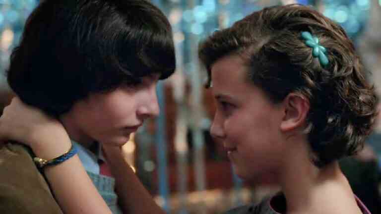 Finn Wolfhard de Stranger Things répond à l'affirmation de Millie Bobby Brown selon laquelle il embrasse "Moche"
