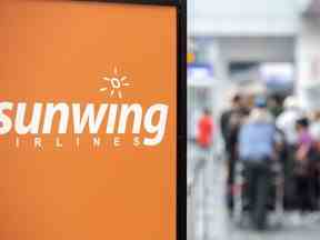 Les voyageurs font la queue au comptoir d'enregistrement de Sunwing Airlines à l'aéroport Trudeau de Montréal le mercredi 20 avril 2022.