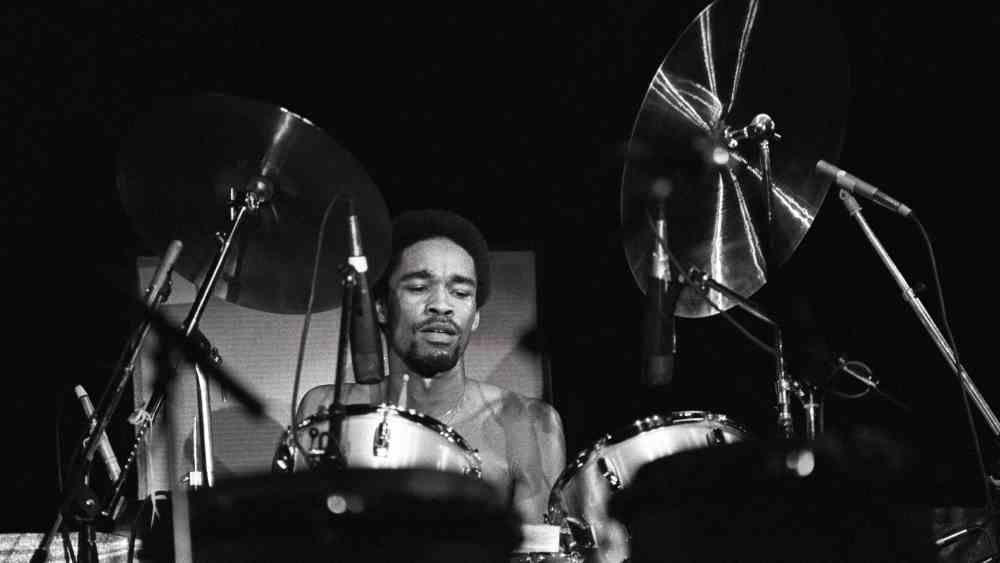 Fred White, batteur d'Earth Wind & Fire pendant la séquence de succès des années 1970, meurt à 67 ans.
	
	
