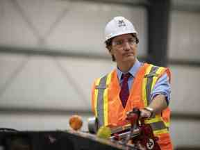 Le premier ministre Justin Trudeau visite l'usine de traitement d'éléments de terres rares de Vital Metals à Saskatoon lors d'un événement médiatique le lundi 16 janvier 2023.