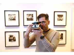 Le photographe Paul Ozzello présente une exposition de ses photos de camionneurs lors du Freedom Convoy à Ottawa à la Art + Galerie sur Sussex.