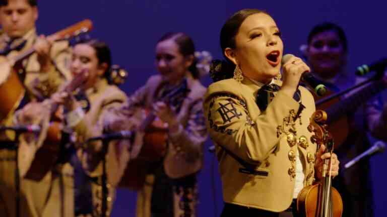 "Going Varsity in Mariachi" jette un regard intime sur les groupes compétitifs des lycées à la frontière américano-mexicaine Les plus populaires doivent être lus
	
	
