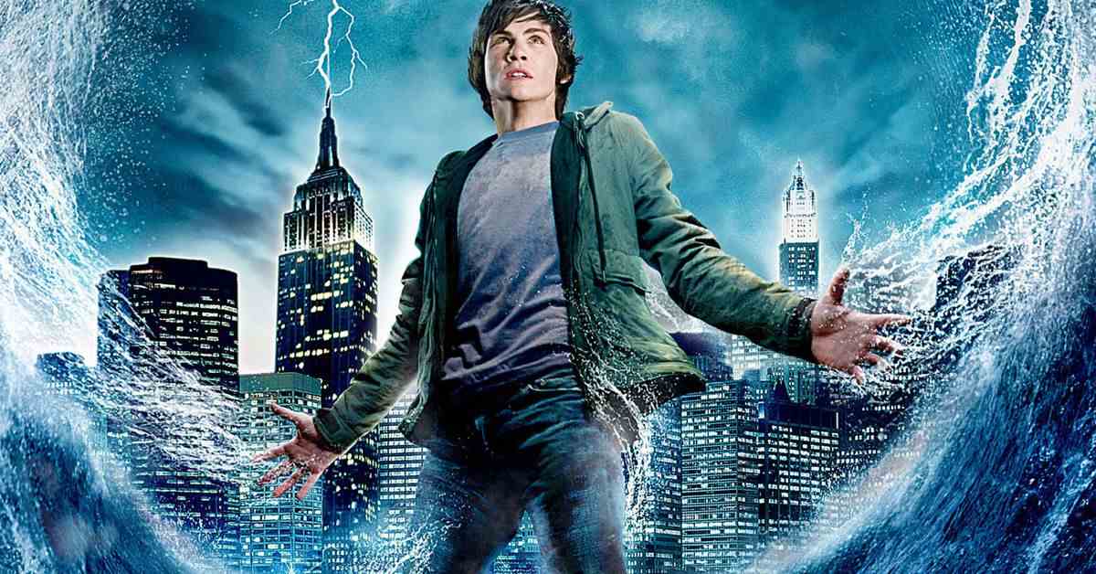 Hélas, Logan Lerman ne joue pas Poséidon dans la série Disney Plus Percy Jackson
