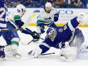 Andrei Vasilevskiy du Lightning de Tampa Bay arrête un tir de Bo Horvat des Canucks de Vancouver lors d'un match de la LNH à l'Amalie Arena le 12 janvier à Tampa, en Floride.