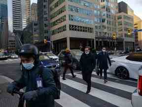 Navetteurs du soir dans le quartier financier de Toronto.