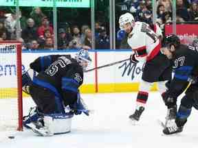 Le centre des Sénateurs Derick Brassard (61 ans) marque un but sur le gardien des Maple Leafs Ilya Samsonov lors de la deuxième période au Scotiabank Arena de Toronto, le vendredi 27 janvier 2023.