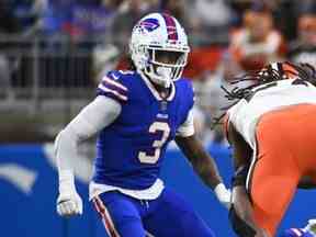 La sécurité des Buffalo Bills Damar Hamlin (3) s'est effondrée sur le terrain lors du match de lundi soir à Cincinnati.