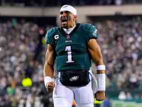 Jalen Hurts des Eagles de Philadelphie réagit avant un match contre les Giants de New York lors du match éliminatoire de la division NFC au Lincoln Financial Field le 21 janvier 2023 à Philadelphie, Pennsylvanie.