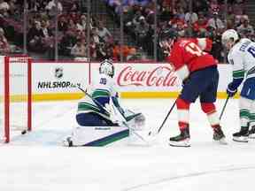 Le centre des Panthers de la Floride Eric Staal (12) marque un but sur le gardien des Canucks de Vancouver Spencer Martin (30) au cours de la deuxième période au FLA Live Arena le 14 janvier 2023.