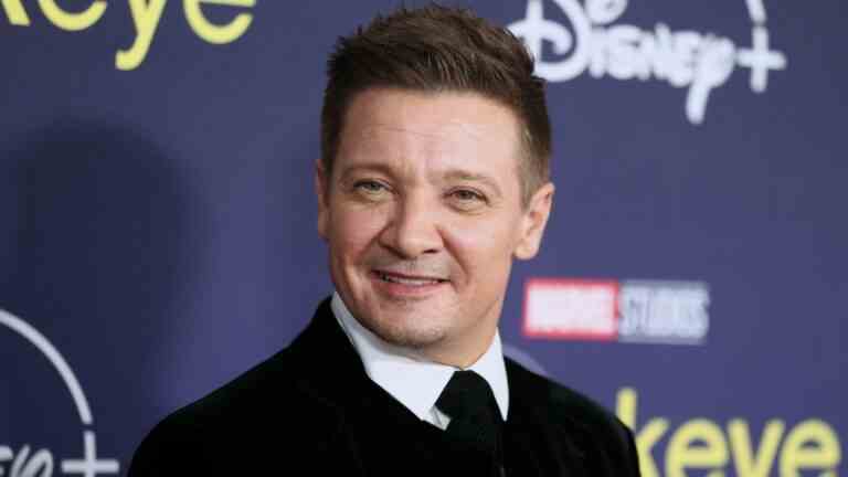 Jeremy Renner dit qu'il s'est cassé 30 os dans un accident de chasse-neige, reconnaissant pour cela "Uniting Actionable Love"
