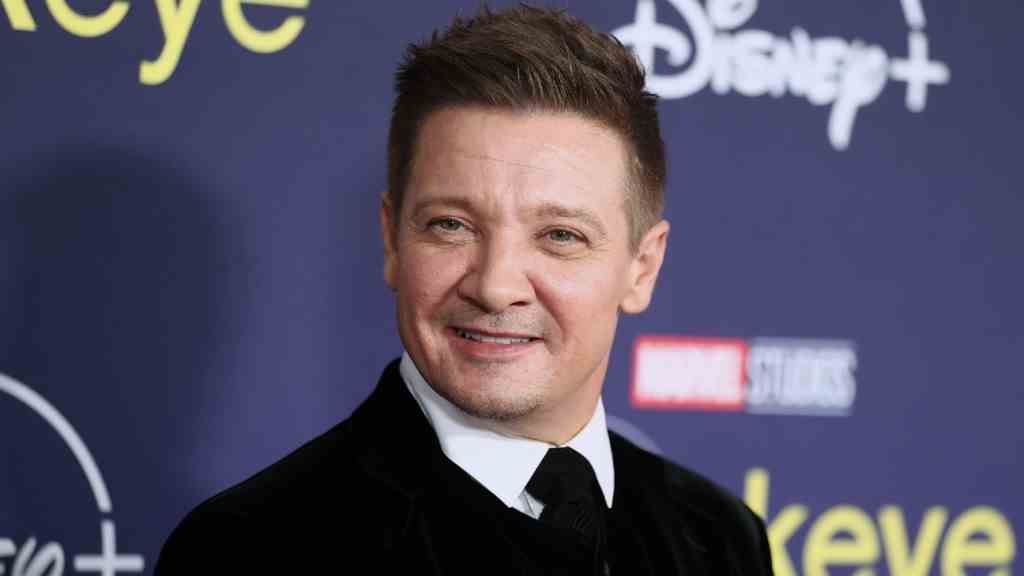 Jeremy Renner dit qu'il s'est cassé 30 os dans un accident de chasse-neige, reconnaissant pour cela 