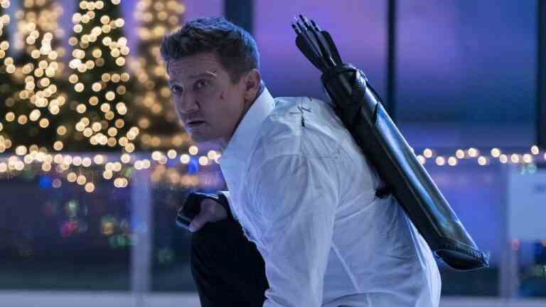 Jeremy Renner est maintenant sorti de chirurgie pour des blessures à la poitrine et orthopédiques à la suite d'un accident de chasse-neige
