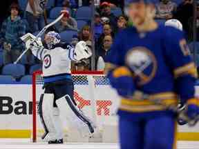 Le gardien de but des Jets de Winnipeg, Connor Hellebuyck, réagit après avoir battu les Sabres de Buffalo au KeyBank Center.