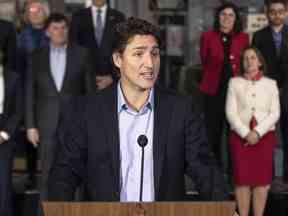 Le premier ministre Justin Trudeau, accompagné de membres du cabinet libéral, s'adresse aux journalistes à Hamilton, en Ontario, le 25 janvier 2023.