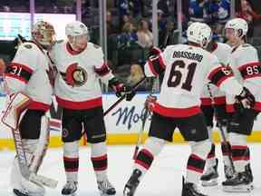 Les membres des Sénateurs d'Ottawa célèbrent après la victoire de leur équipe contre les Maple Leafs de Toronto au Scotiabank Arena le 27 janvier 2023.