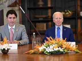 Le président américain Joe Biden (à droite) et le premier ministre canadien Justin Trudeau participent à une "urgence" réunion pour discuter d'une frappe de missile sur le territoire polonais près de la frontière avec l'Ukraine, en marge du sommet des dirigeants du G20 à Nusa Dua, sur l'île balnéaire indonésienne de Bali, le 16 novembre 2022.