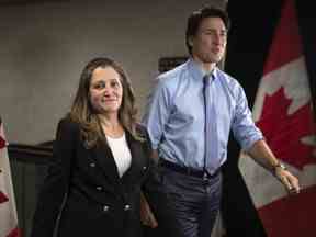 La vice-première ministre et ministre des Finances Chrystia Freeland, ainsi que le premier ministre Justin Trudeau, arrivent au Hamilton Convention Centre, à Hamilton, en Ontario, avant la retraite du Cabinet libéral, le lundi 23 janvier 2023.