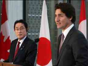 Le premier ministre Justin Trudeau (à droite) et le premier ministre japonais Kishida Fumio tiennent une conférence de presse le 12 janvier 2023 à Ottawa.